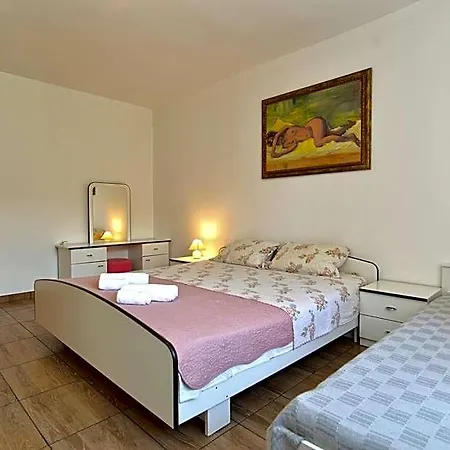 Hotel 2081